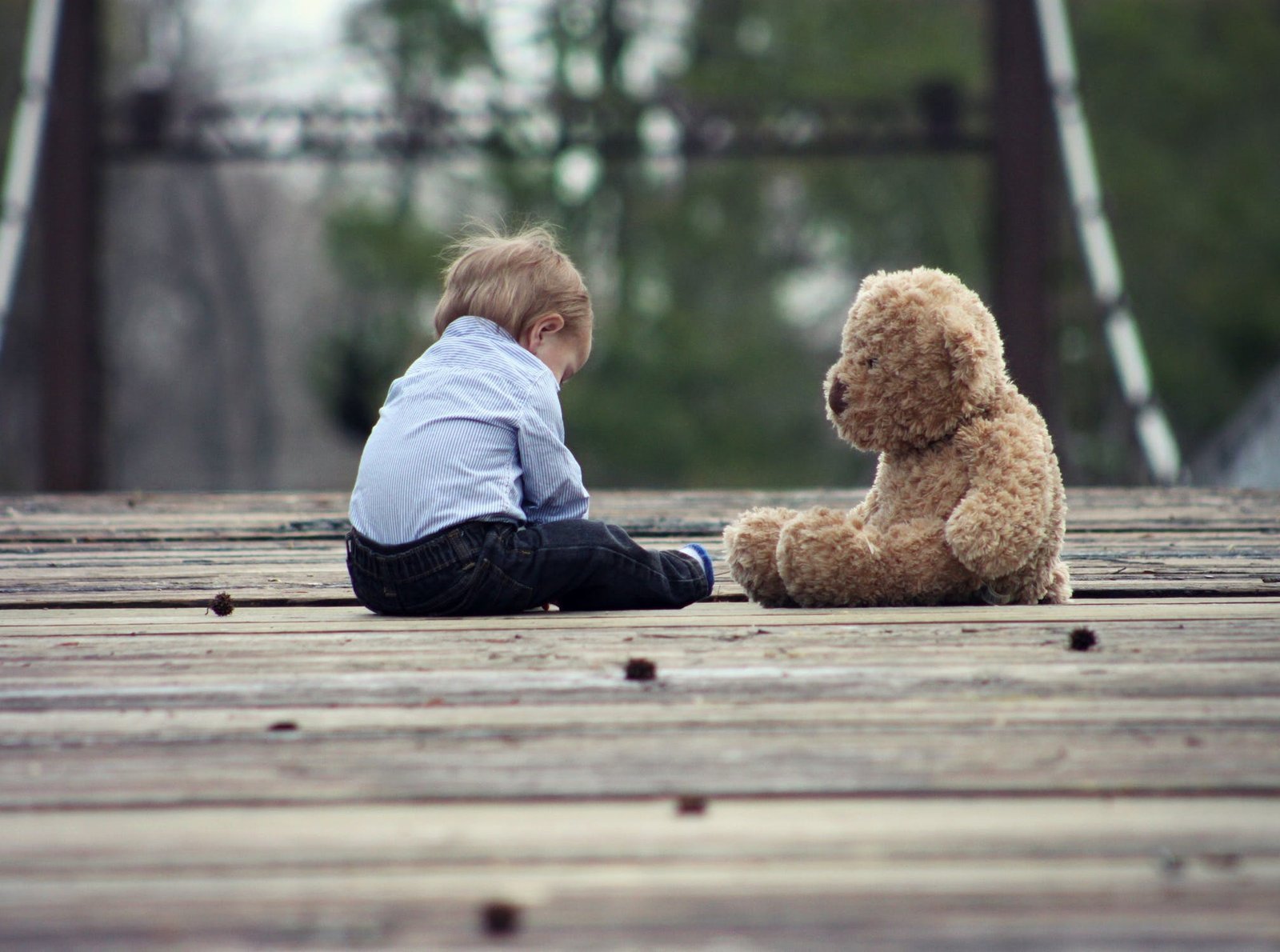 Picture of a young child with teddy bear